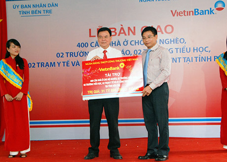 Chủ tịch HĐQT VietinBank Nguyễn Văn Thắng trao tài trợ cho tỉnh Bến Tre