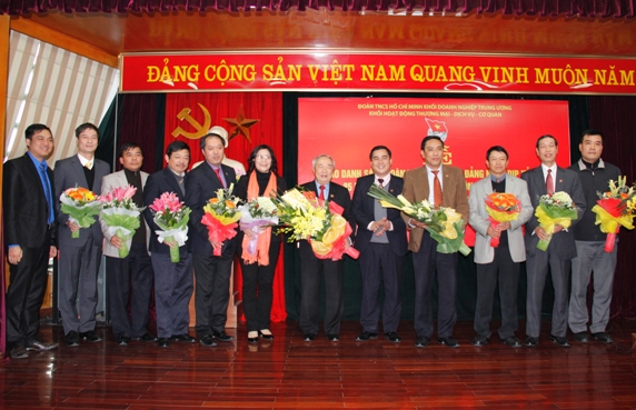 Đoàn Khối tặng hoa cho cấp ủy nhân dịp kỷ niệm 85 năm ngày thành lập Đảng
