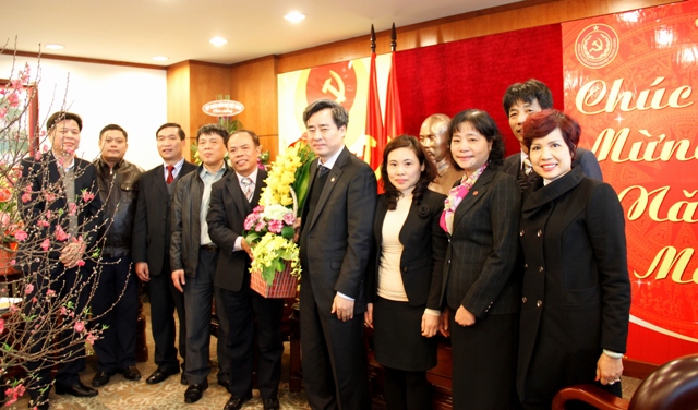 Đại diện các Đảng bộ chúc mừng Đảng ủy Khối nhân kỷ niệm 85 năm Ngày thành lập Đảng Cộng sản Việt Nam.