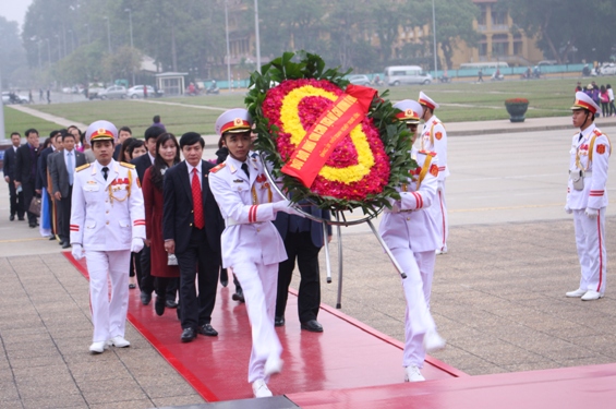 Đoàn đại biểu Đảng ủy Khối DNTW và Đảng ủy Ngân hàng TMCP Công thương Việt Nam vào Lăng viếng Chủ tịch Hồ Chí Minh