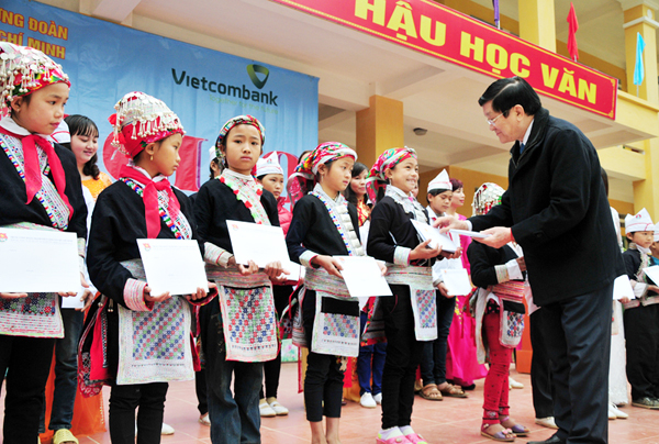 Chủ tịch nước Trương Tấn Sang tặng học bổng cho học sinh nghèo vượt khó Trường Tiểu học và THCS thôn Tả Ngảo