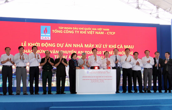 Thủ tướng Nguyễn Tấn Dũng và các đồng chí lãnh đạo Đảng, Chính phủ, Tập đoàn Dầu khí Việt Nam thực hiện nghi lễ nhấn nút khởi động dự án xây dựng Nhà máy Xử lý khí Cà Mau