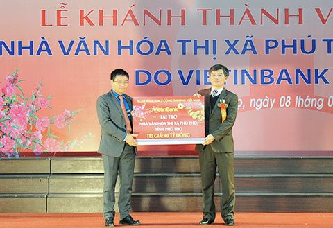 Chủ tịch HĐQT VietinBank Nguyễn Văn Thắng trao tài trợ cho Thị xã Phú Thọ