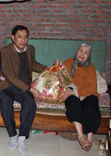 Công đoàn cơ quan Đảng ủy Khối DNTW thăm và tặng quà Tết cho mẹ liệt sĩ Đỗ Thị Hồng