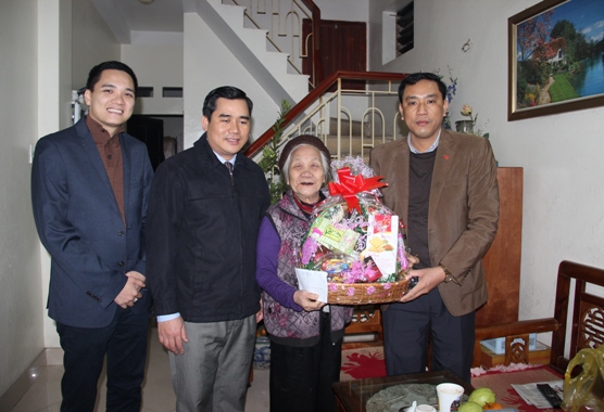 Đại diện Công đoàn cơ quan Đảng ủy Khối DNTW thăm và tặng quà mẹ liệt sĩ Phạm Thị Minh