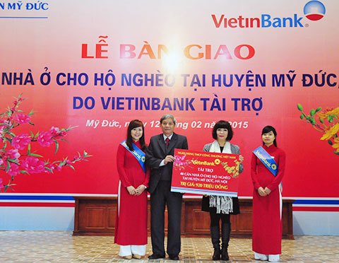 ại diện VietinBank, bà Nguyễn Thị Thanh Xuân trao tài trợ 40 căn nhà ở cho hộ nghèo Mỹ Đức