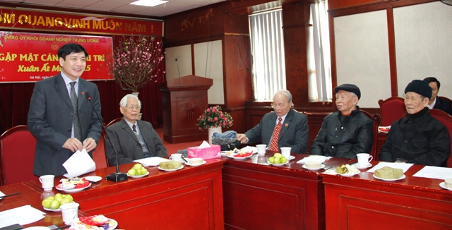 Đồng chí Bùi Văn Cường, Ủy viên dự khuyết Trung ương Đảng, Bí thư Đảng ủy Khối DNTW  báo cáo hoạt động của Đảng bộ Khối với các đồng chí cán bộ hưu trí.