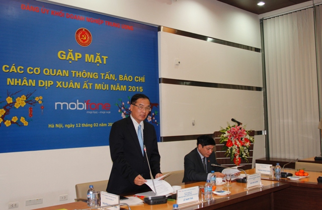 Đồng chí Lê Nam Trà, Bí thư Đảng ủy, Tổng giám đốc kiêm phụ trách Hội đồng thành viên Tổng công ty Viễn thông MobiFone báo cáo kết quả sản xuất kinh doanh của Tổng công ty năm 2014.