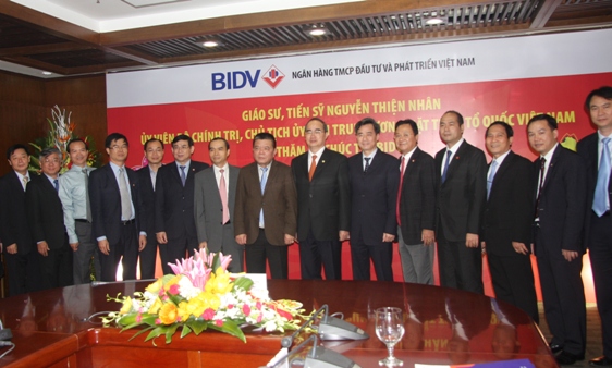Đồng chí Nguyễn Quang Dương- Phó Bí thư Đảng ủy Khối DNTW thăm và chúc tết Đảng ủy Ngân hàng BIDV