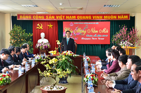 Thủ tướng chúc Tết cán bộ, nhân viên NHCSXH Việt Nam