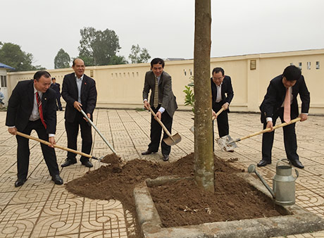 Các đại biểu tham gia trồng cây tại Trường Đào tạo VietinBank