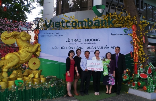 Vietcombank Cần Thơ trao giải Nhất cho khách hàng Huỳnh Kim Thanh