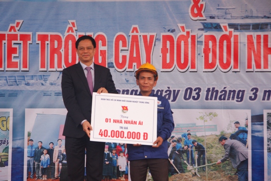 Đồng chí Nguyễn Văn Ngọc - Phó Bí thư thường trực Đảng ủy Khối DNTW trao hỗ trợ xây dựng 1 Nhà nhân ái cho cho thanh niên công nhân có hoàn cảnh khó khăn của Công ty TNHH Một thành viên đóng tàu Thịnh Long