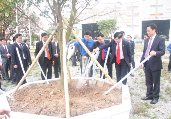 Các đồng chí lãnh đạo trồng cây tại khuôn viên của Công ty TNHH Một thành viên đóng tàu Thịnh Long