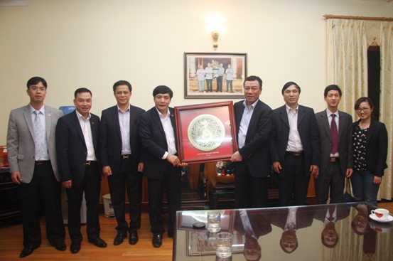 Đồng chí Bùi Văn Cường - Bí thư Đảng ủy Khối Doanh nghiệp Trung ương tặng quà lưu niệm cho lãnh đạo tỉnh Nam Định