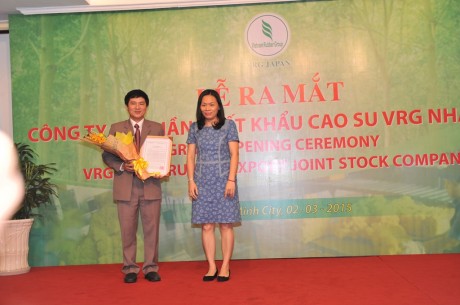 Đại diện Sở Kế hoạch đầu tư TP.HCM trao giấy chứng nhận đầu tư cho ông Võ Văn Thành – Chủ tịch Hội đồng Quản trị Công ty