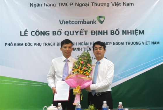 Bí thư Đảng ủy, Chủ tịch HĐQT Vietcombank Nghiêm Xuân Thành trao quyết định cho ông Đặng Nguyên Đăng