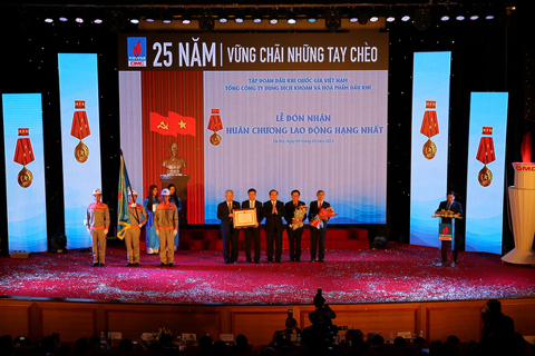 Phó Thủ tướng Hoàng Trung Hải thay mặt lãnh đạo Đảng, Nhà nước trao tặng Huân chương Lao động hạng Nhất cho Tổng Công ty DMC