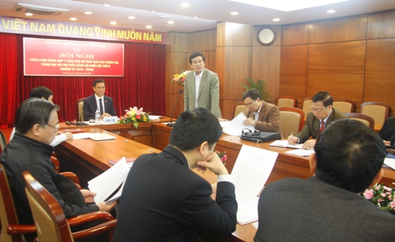 đồng chí Trần Thanh Khê - Ủy viên BTV, Trưởng ban Tuyên giáo Đảng ủy Khối đã báo cáo tóm tắt kết cấu, nội dung cơ bản của Báo cáo chính trị và gợi ý thảo luận
