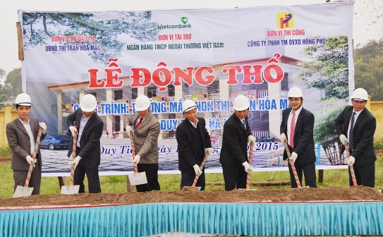 Lãnh đạo địa phương và lãnh đạo Vietcombank tham gia lễ động thổ xây dựng Trường mầm non Thị trấn Hòa Mạc, Huyện Duy Tiên- tỉnh Hà Nam