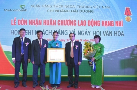 Vietcombank Hải Dương đón nhân Huân chương Lao động hạng Nhì