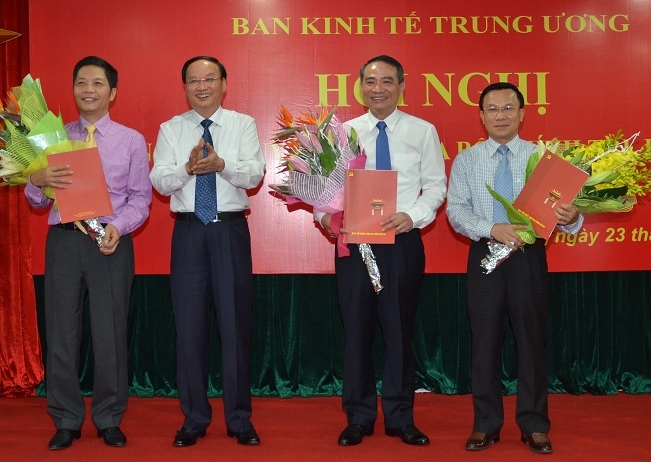 Ông Tô Huy Rứa trao Quyết định bổ nhiệm Phó Trưởng Ban Kinh tế T.Ư cho các Ông Trương Quang Nghĩa (thứ hai từ phải sang), Trần Văn Hiếu (ngoài cùng bên phải) và Ông Trần Tuấn Anh (ngoài cùng bên trái)-1