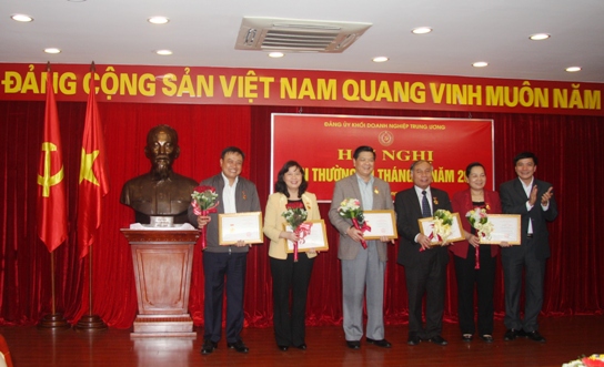 Đảng ủy Khối doanh nghiệp Trung ương tặng Kỷ niệm chương “Vì sự nghiệp xây dựng Đảng trong doanh nghiệp Việt Nam” cho các đồng chí ở UBTK Trung ương