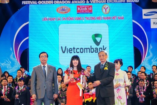 Đại diện Vietcombank  nhận Cúp Thương hiệu mạnh Việt Nam 2014