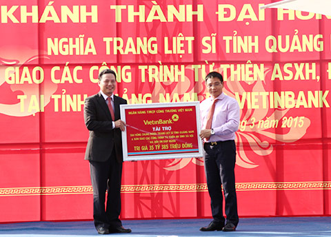 Chủ tịch HĐQT VietinBank Nguyễn Văn Thắng trao tài trợ cho tỉnh Quảng Nam