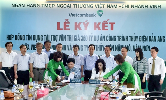 Ký kết hợp đồng tín dụng tài trợ thực hiện dự án Nhà máy thủy điện Bản Ang giữa Vietcombank Vinh và Công ty cổ phần thủy điện Nậm Mô, Nậm Nơn