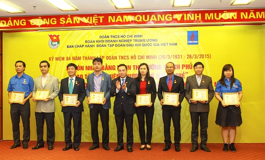 Đồng chí Hồ Xuân Trường - Bí thư Đoàn Khối DNTW trao tặng Kỷ niệm chương 