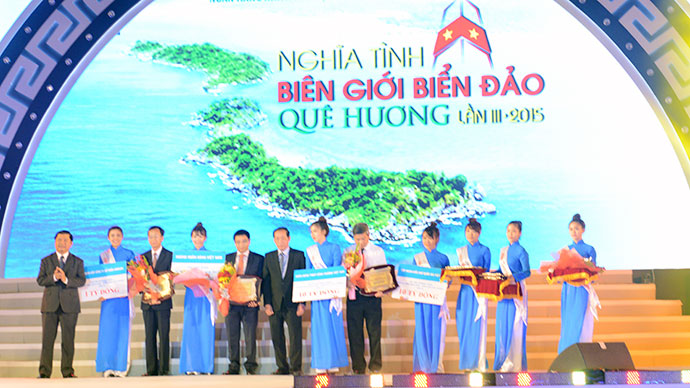 Chủ tịch HĐQT VietinBank Nguyễn Văn Thắng trao tài trợ cho chương trình “Nghĩa tình biên giới, biển đảo quê hương”