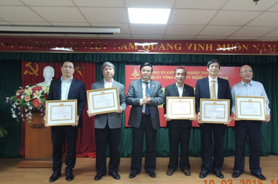 Đảng ủy Tổng công ty Thuốc lá Việt Nam tặng Bằng khen, Giấy khen cho các tập thể và cá nhân có thành tích xuất sắc trong công tác xây dựng Đảng