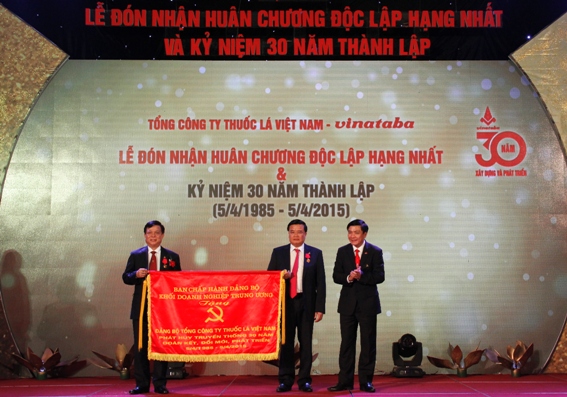 Thay mặt lãnh đạo Đảng, Nhà nước, Phó Thủ tướng Hoàng Trung Hải trao tặng Huân chương Độc lập hạng Nhất cho Tổng công ty Thuốc lá Việt Nam