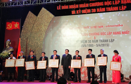 Thay mặt lãnh đạo Đảng, Nhà nước, Phó Thủ tướng Hoàng Trung Hải trao tặng Bằng khen của Thủ tướng Chính phủ cho các cá nhân của Tổng công ty Thuốc lá Việt Nam
