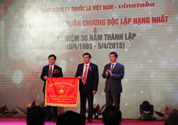 Bộ trưởng Bộ Công thương Vũ Huy Hoàng tặng Cờ thi đua của Bộ Công thương cho Tổng công ty Thuốc lá Việt Nam