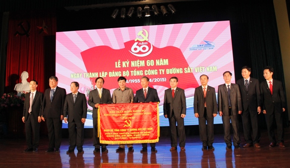 đồng chí Bùi Văn Cường - Bí thư Đảng ủy Khối Doanh nghiệp Trung ương đã trao tặng Đảng bộ Tổng công ty Đường sắt Việt Nam bức trướng