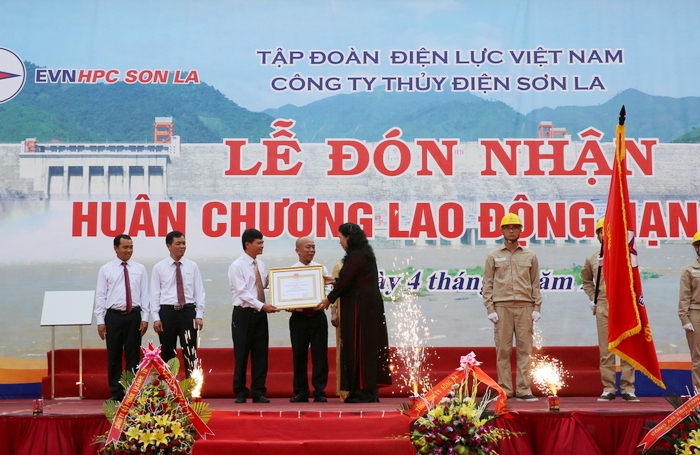 Phó Chủ tịch Quốc hội Tòng Thị Phóng trao Huân chương Lao động cho Nhà máy Thủy điện Sơn La