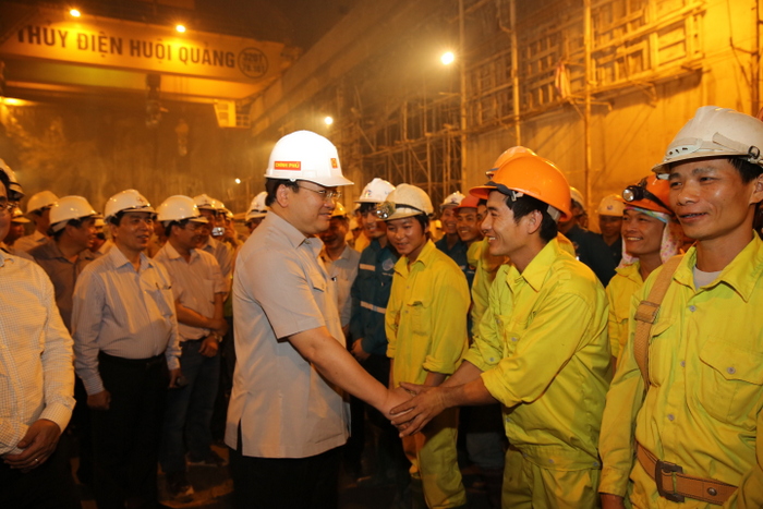 Phó Thủ tướng Hoàng Trung Hải động viên công nhân tại Dự án Thủy điện Huội Quảng