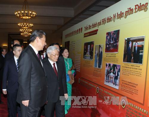 Tổng Bí thư, Chủ tịch nước Trung Quốc Tập Cận Bình và Tổng Bí thư Nguyễn Phú Trọng tham quan Triển lãm Thành quả Hội thảo lý luận giữa Đảng Cộng sản Trung Quốc và Đảng Cộng sản Việt Nam