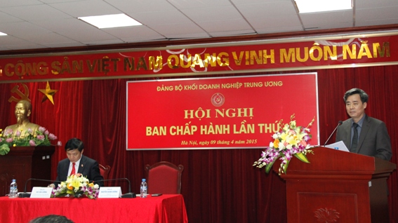 Đồng chí Nguyễn Quang Dương, Phó Bí thư Thường trực Đảng ủy Khối tiếp thu ý kiến tại Hội nghị.