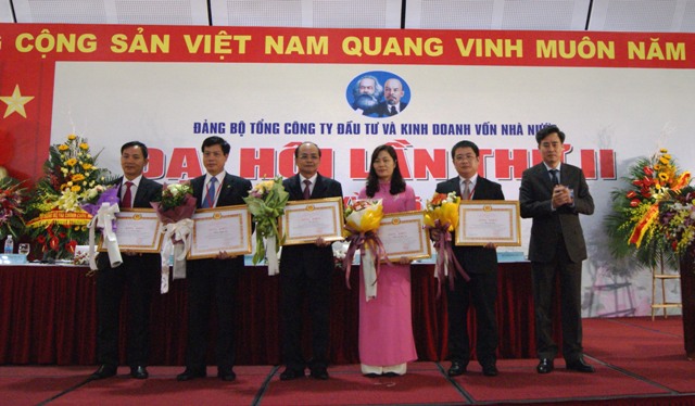 Đồng chí Nguyễn Quang Dương, Phó Bí thư Thường trực Đảng ủy Khối trao Bằng khen của Đảng ủy Khối tặng các tập thể, cá nhân có thành tích trong nhiệm kỳ vừa qua.