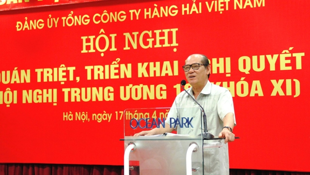 Đoàn chí Nguyễn Đức Hà, Vụ trưởng, Ban Tổ chức Trung ương truyền đạt các nội dung Hội nghị Trung ương 10 (khóa XI).