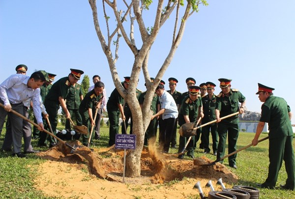 Thượng tướng Ngô Xuân Lịch cùng lãnh đạo Đảng uỷ Khối Doanh nghiệp Trung ương, Quân khu 5 trồng cây lưu niệm tại Nghĩa trang liệt sĩ tỉnh Quảng Nam.