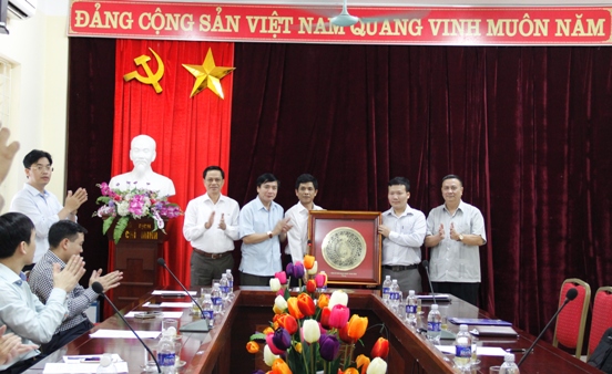 Đồng chí Bùi Văn Cường - Bí thư Đảng ủy Khối Doanh nghiệp Trung ương tặng quà lưu niệm cho lãnh đạo Công ty TNHH Khoáng sản và luyện kim Việt Trung