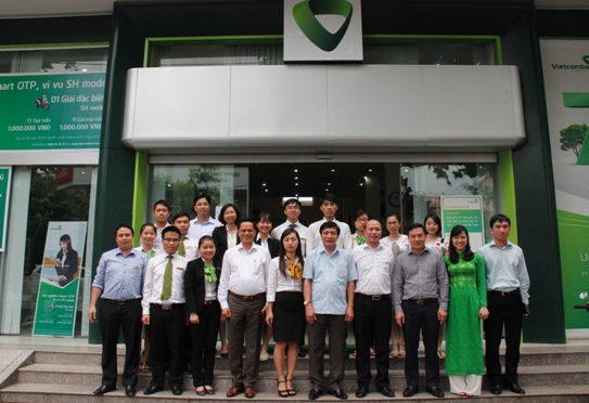 Đoàn công tác của Đảng ủy Khối DNTW chụp ảnh lưu niệm với cán bộ, nhân viên Vietcombank chi nhánh Lào Cai