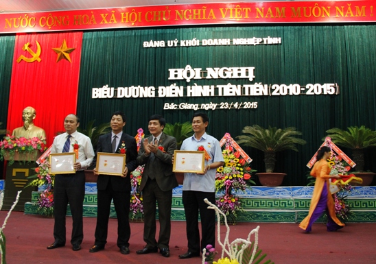 Đồng chí Bùi Văn Cường - Bí thư Đảng ủy Khối Doanh nghiệp Trung ương tặng kỷ niệm chương cho lãnh đạo tỉnh Bắc Giang