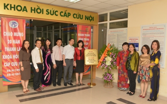 Ban lãnh đạo Vietcombank và Bệnh viện Xanh Pôn tại Lễ khánh thành công trình nâng cấp nội thất Khoa Hồi sức Cấp cứu Nội 