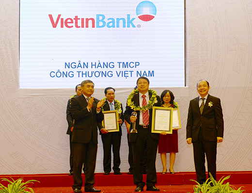 Đại diện VietinBank nhận Chứng nhận Top 50 DN tăng trưởng xuất sắc nhất