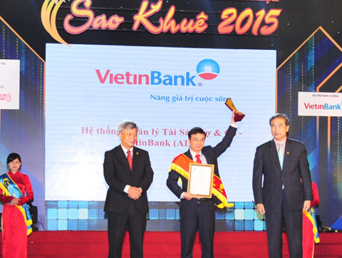 Đại diện VietinBank, Phó Giám đốc Trung tâm CNTT Nguyễn Hoàng Nguyên nhận danh hiệu Sao Khuê 2015